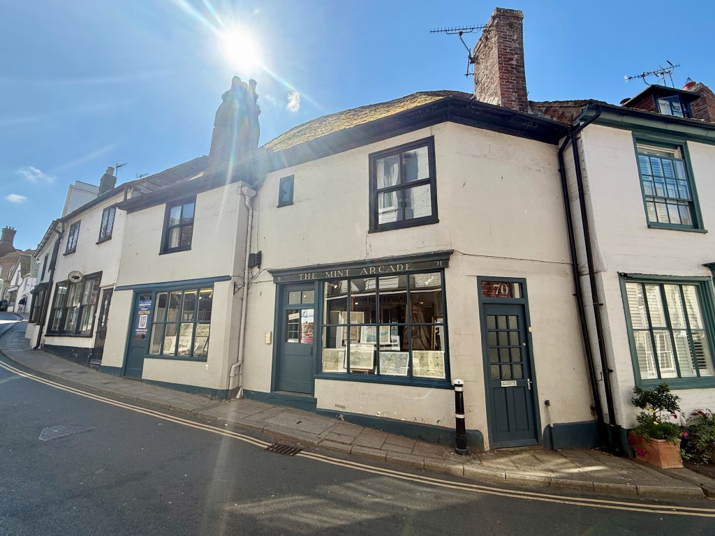 Lot: 101 - VACANT SHOP AND SELF-CONTAINED FLAT IN TOWN CENTRE - Front of property arranged as shop with two accesses and a flat with own separate access